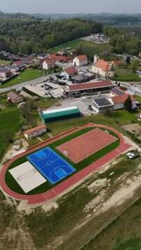Slika: Igrišče in okolica Trnovske vasi iz zraka