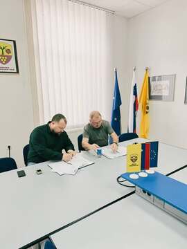 Slika: podpis pogodbe