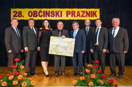 Slika: župan in svetniki in svetnica Občine Trnovska vas